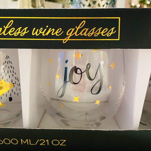 BRAND NEW 4 Christmas Glasses - Picture 4 of 8